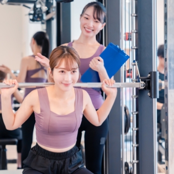 女性トレーナーが丁寧にサポート